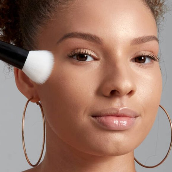 NYX High Glass Finishing Powder Brush New - Picture 2 of 4